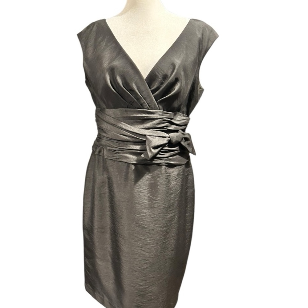 Evan-Picone Deep V Neck Little Black Dress Ruched Waist Bow Back Zip Lined Sz 10
